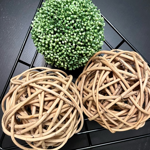 3x Decorative Balls - Picture 3 of 3